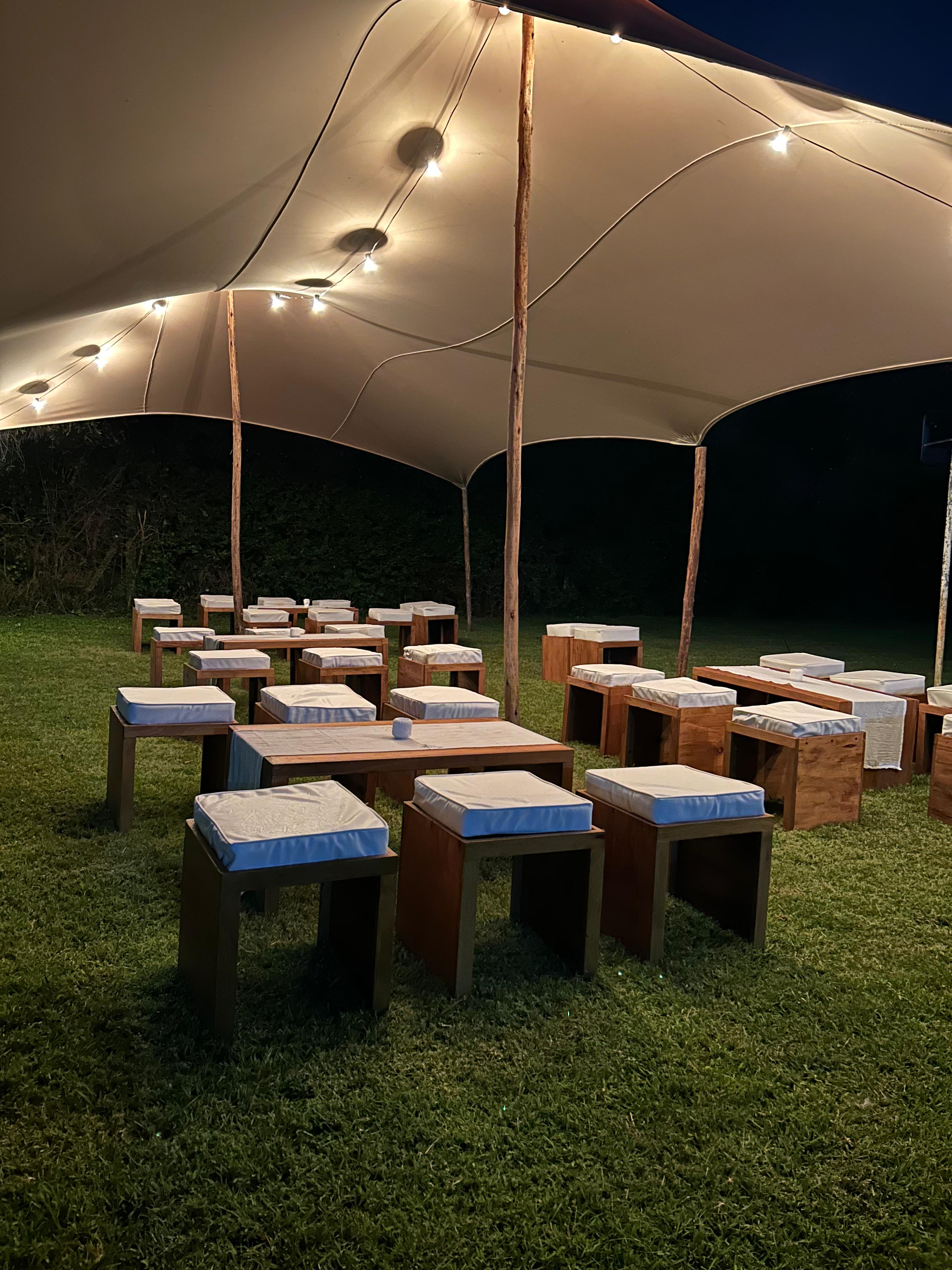 Elegante carpa beduina iluminada por la noche en un evento al aire libre